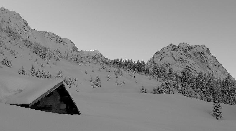 Photo 027 Chalet sous la neige devant la Pointe de la Vuzelle. Le wagon de tête est déjà dans les sapins.